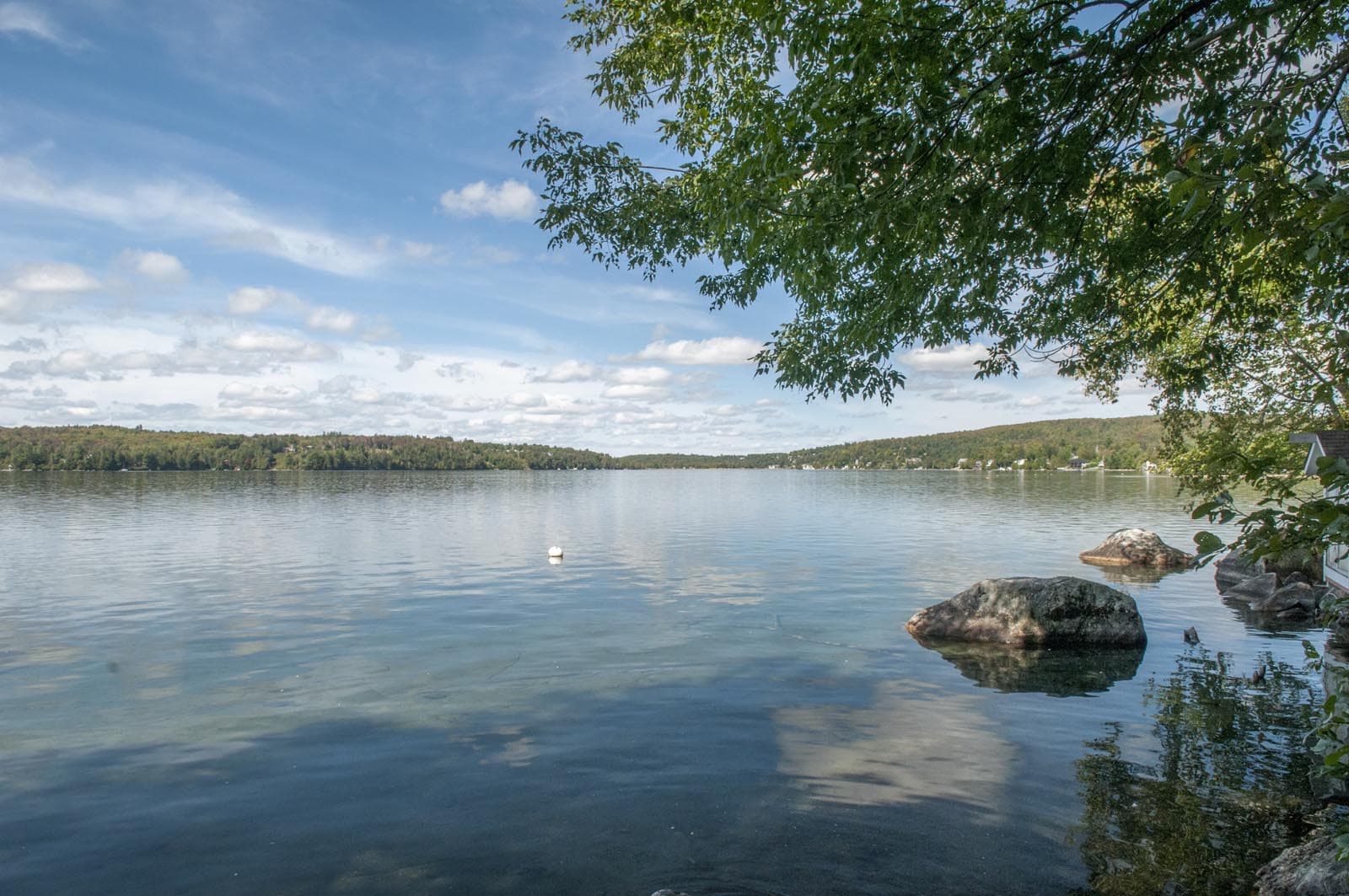 Cottages above the shore of Lake Willoughby